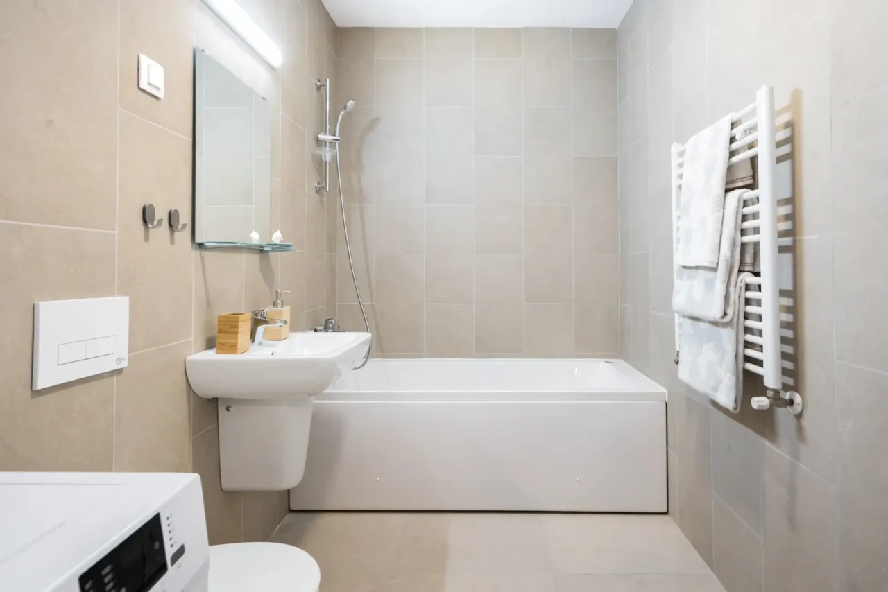 https://www.blu-dt.ro/wp-content/uploads/2024/07/bluestein_residence_RGC2831-1280x854.webp