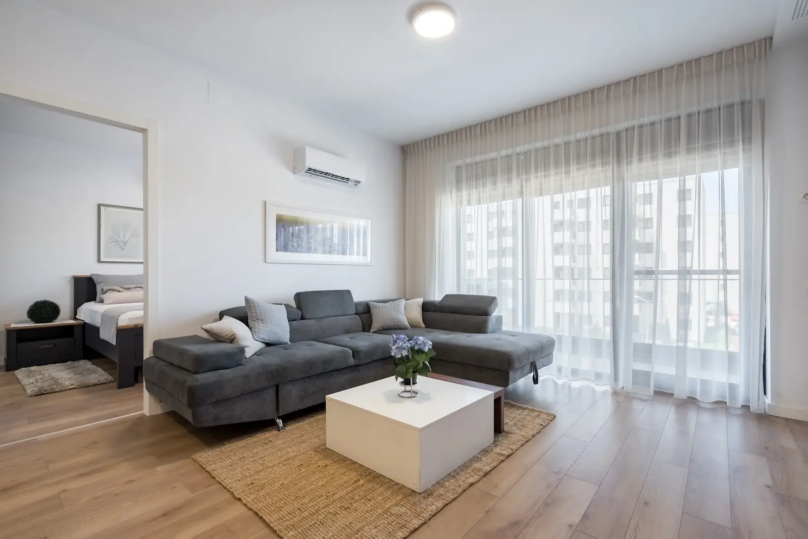 https://www.blu-dt.ro/wp-content/uploads/2024/07/bluestein_residence_RGC2853.webp