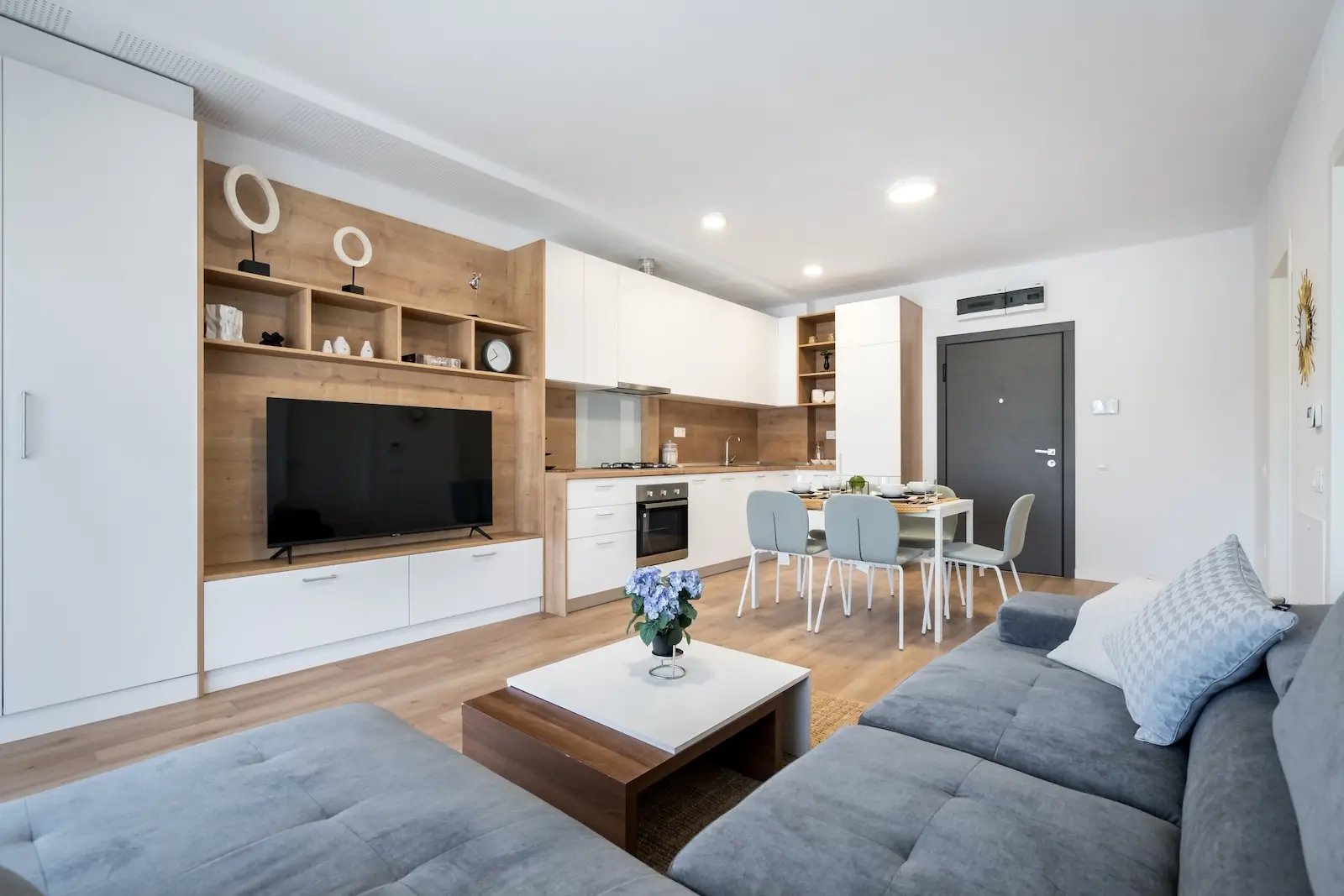 https://www.blu-dt.ro/wp-content/uploads/2024/07/bluestein_residence_RGC2875.webp