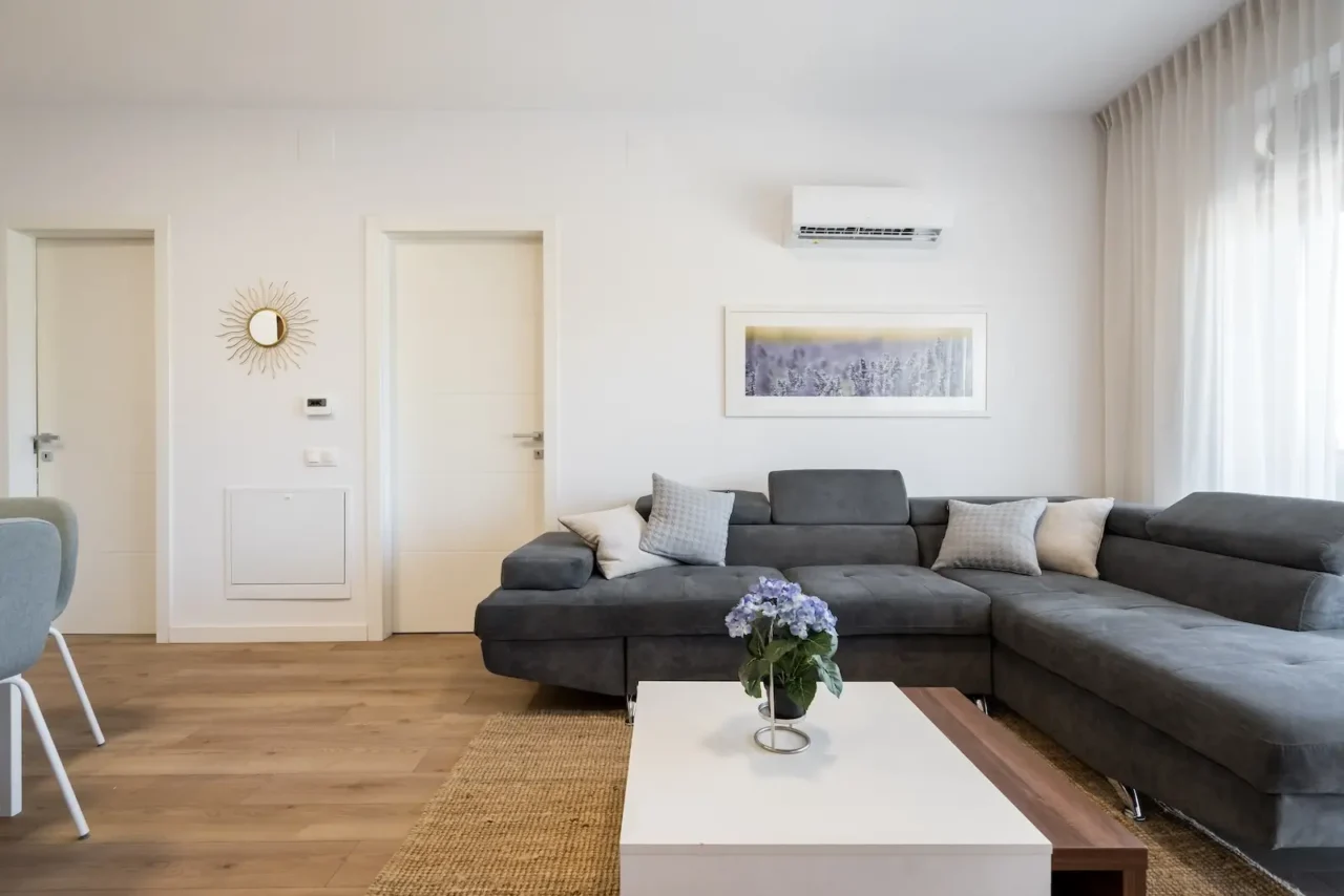 https://www.blu-dt.ro/wp-content/uploads/2024/07/bluestein_residence_RGC2878-1280x854.webp