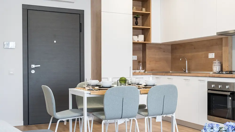 https://www.blu-dt.ro/wp-content/uploads/2025/01/blu-residence-finisaje-usa-intrare.webp